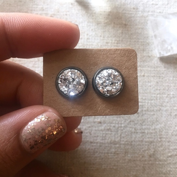 2 pairs-Druzy stud earrings, silver and gunmetal - Picture 2 of 6